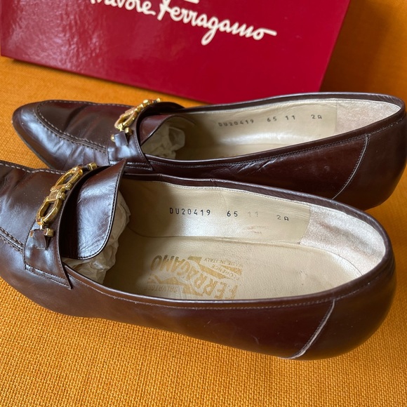 VINTAGE FERRAGAMO BROWN LOGO PUMPS - Picture 9 of 12